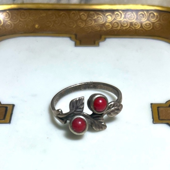 Vintage Sterling Red Coral .925 Silver Ring Native American Leaf Sz 6 - Picture 1 of 2